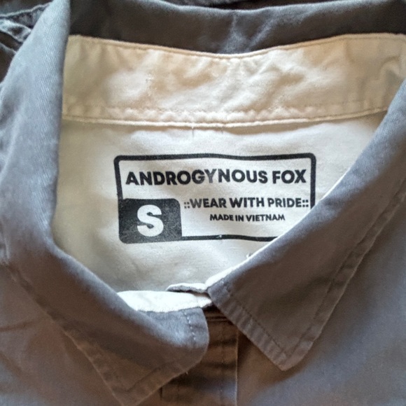 Androgynous Fox Short Sleeve Gray Button Down Shirt - Picture 6 of 7